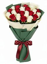 Букет Микс из красных и белых роз в Ольгинской