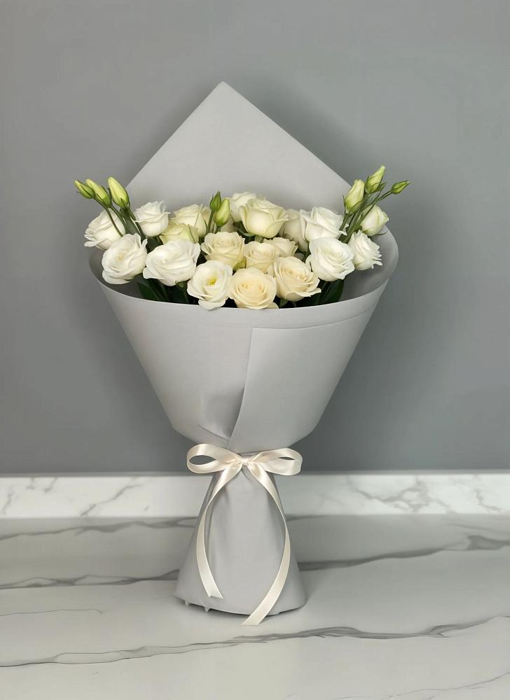 Букет цветов из: Розы и Лизиантусы в Ольгинской