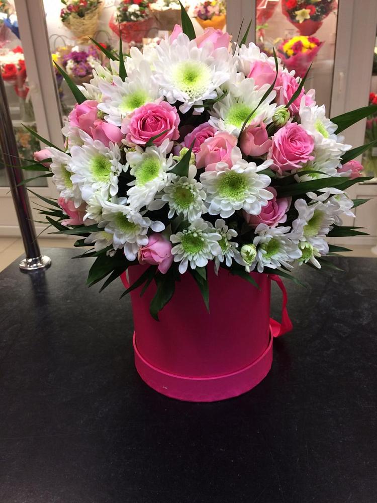 Цветочная композиция из Розы и Хризантемы в шляпной коробке в Ольгинской