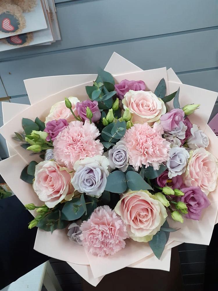 Букет цветов из: Розы, Гвоздики и Лизиантусы в Ольгинской