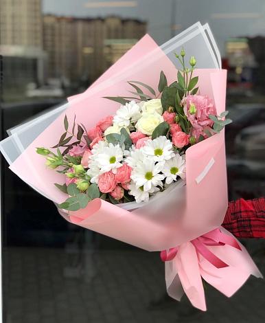 Букет цветов из: Розы, Лизиантусы и Хризантемы в Ольгинской