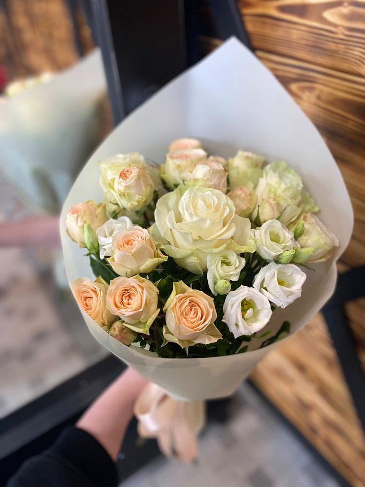 Букет цветов из: Розы и Лизиантусы в Ольгинской